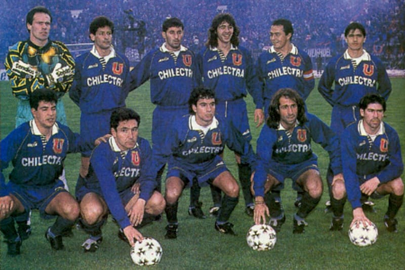 Miguel Ponce en una formación de la U. Es el tercero, de pie, de izquierda a derecha, entre Ronald Fuentes y Cristián Traverso.