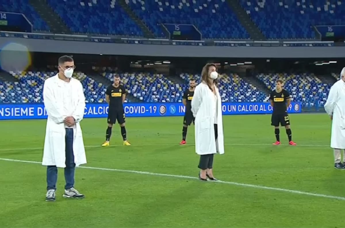 Emotivo minuto de silencio dio la partida al partido entre Napoli e Inter de Milán