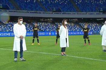 Emotivo minuto de silencio dio la partida al partido entre Napoli e Inter de Milán