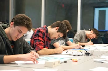 Estas son las 5 universidades chilenas a las que postularon los alumnos con mejor puntaje en la PAES