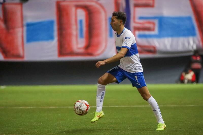 Tiago Nunes se molesta con Cristián Cuevas.