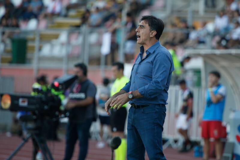 dirigiendo a Colo Colo ante Curicó Unido (Foto: Photosport)