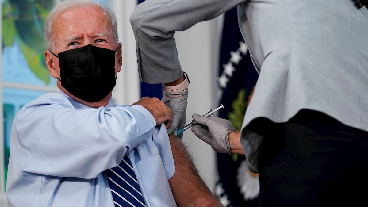 Dando el ejemplo: Joe Biden se puso dosis de refuerzo de vacuna Pfizer