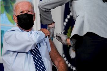 Dando el ejemplo: Joe Biden se puso dosis de refuerzo de vacuna Pfizer
