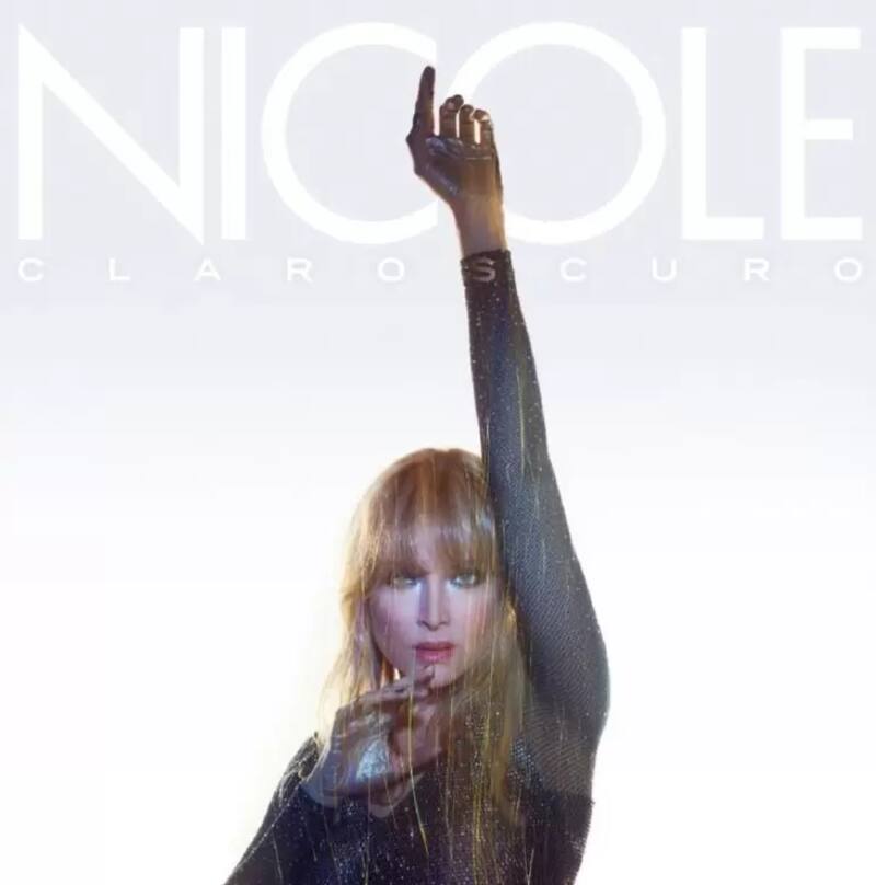 Nicole al más puro estilo Taylor Swift en la portada de su álbum "Claroscuro"