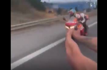 VIDEO | Registran a sujeto disparando a motociclista desde un vehículo en movimiento en Coronel