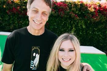 ¡No envejece!: Avril Lavigne sorprende a sus fanáticos con su debut en TikTok cantando "Sk8er Boi" junto a Tony Hawk