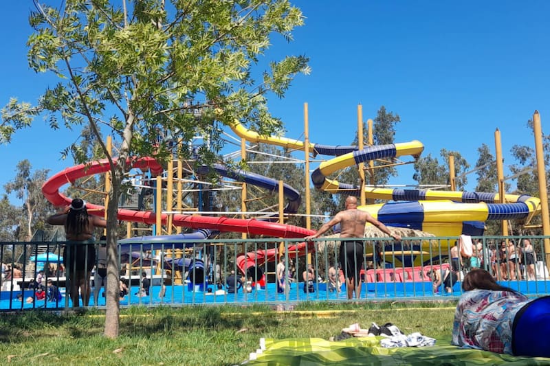 El parque cuenta además con toboganes, juegos infantiles, zonas de pícnic, entre otras comodidades. Créditos: Google Maps.