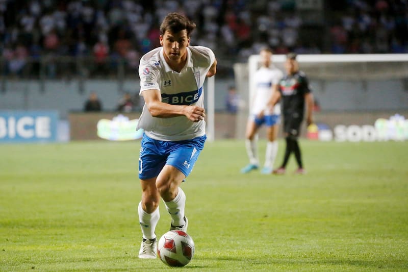 Gonzalo Tapia defendiendo a la UC. Foto: Agencia Aton.