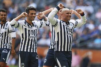 Con la magia intacta: Chupete Suazo anotó doblete en duelo de homenaje a Walter Erviti
