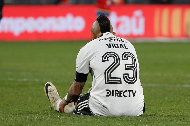 Arturo Vidal estaría cinco semanas fuera y no llegaría al Superclásico. Foto: Aton.
