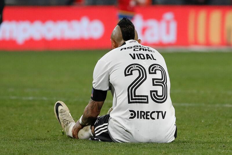 Arturo Vidal estaría cinco semanas fuera y no llegaría al Superclásico. Foto: Aton.