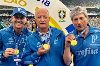 Ya apareció el primer candidato: DT extranjero se ofrece a la U para reemplazar a Paqui Meneghini