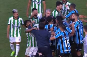 Gustavo Quinteros tuvo su momento de furia en Brasil: ¡golpeó en la cara a un rival y salió expulsado!