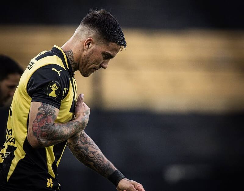 El central llega a Colo Colo proveniente de Peñarol. Foto: @javi_mendez21.