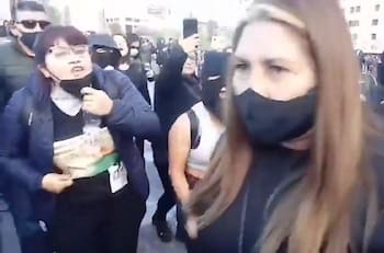 Funan a "Tía Pikachu" en manifestación: Giovanna Grandón debió retirarse de Plaza Italia tras recibir agresiones