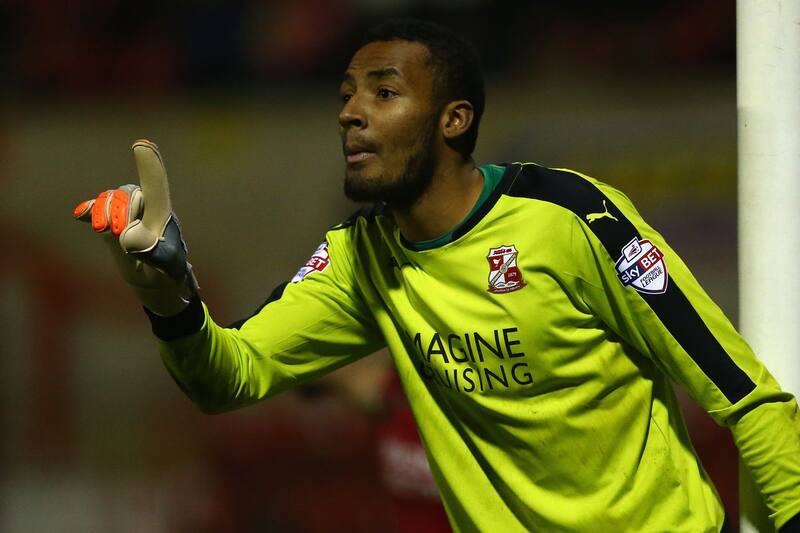 jugando para el Swindon Town.