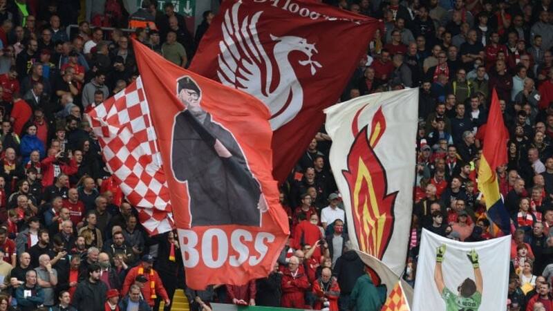 alentando al equipo ante el Manchester City.