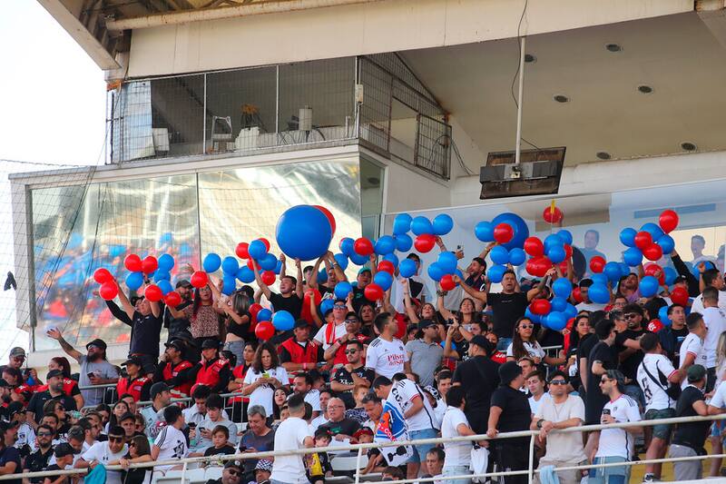La sorpresiva presencia en uno de los palcos del estadio Monumental en el Superclásico entre la U y Colo Colo. Foto: Aton.