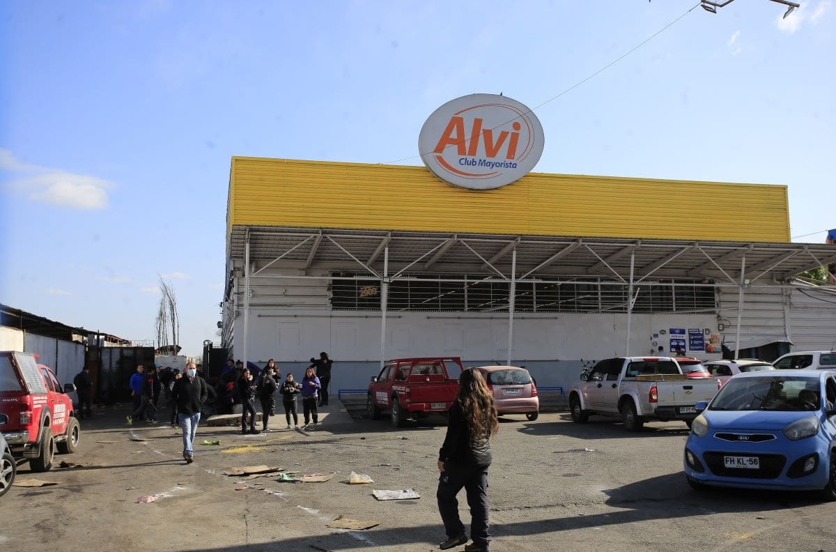 VIDEO | Turba saqueó supermercado Alvi en Puente Alto: Un centenar de personas ingresó al local