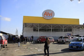 VIDEO | Turba saqueó supermercado Alvi en Puente Alto: Un centenar de personas ingresó al local