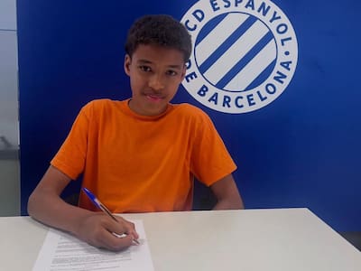 Tiene sangre africana, firmó por un equipo de Primera en España y puede jugar por La Roja