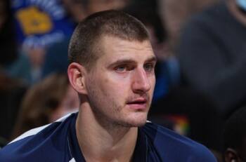 Nikola Jokic es expulsado tras golpear por la espalda a Markieff Morris