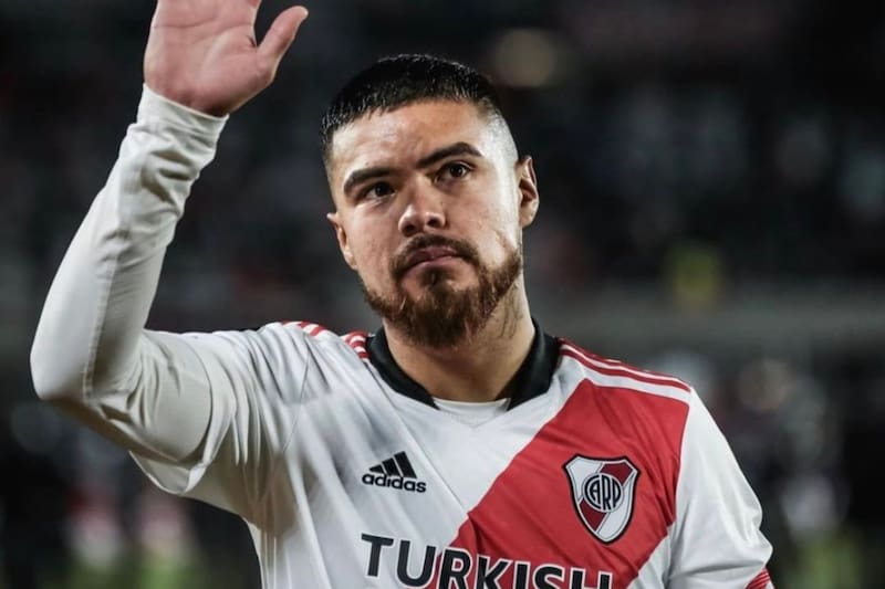 visitiendo la camiseta de River Plate.