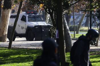 VIDEO | Dos Carabineros resultaron heridos durante una manifestación producida en la Alameda