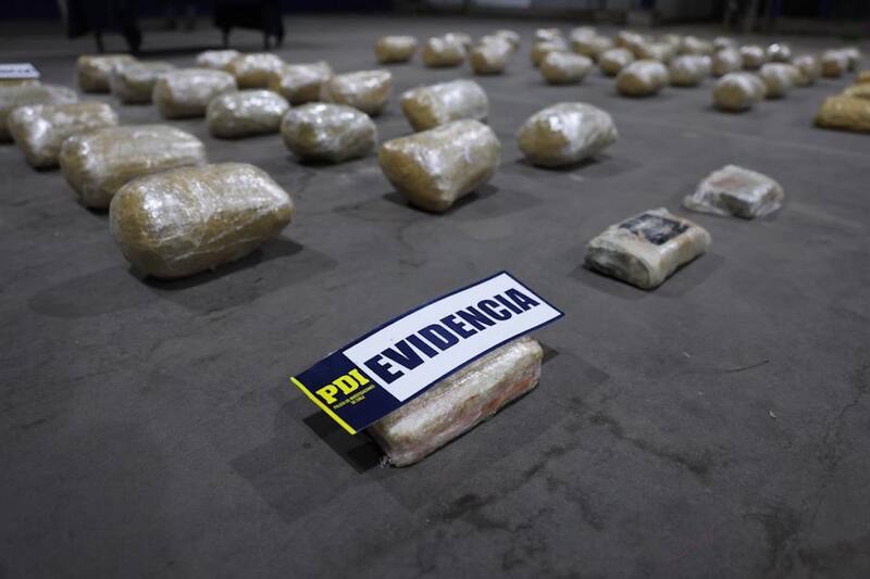 La banda de cinco sujetos extranjeros fue detenida con más de 100 kilos de droga por personal de la PDI.