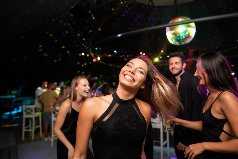 Desde música electrónica hasta clásicos de los 90's ofrecen las distintas fiestas de Año Nuevo a lo largo de la Región Metropolitana.