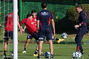 Sorpresa: futbolista chileno se acerca al Orenburg de Jordhy Thompson