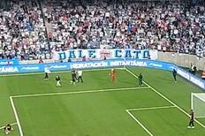 VIDEO | Se acordaron de la U: la reacción de los hinchas de la UC al ver el corpóreo de un león en el Claro Arena