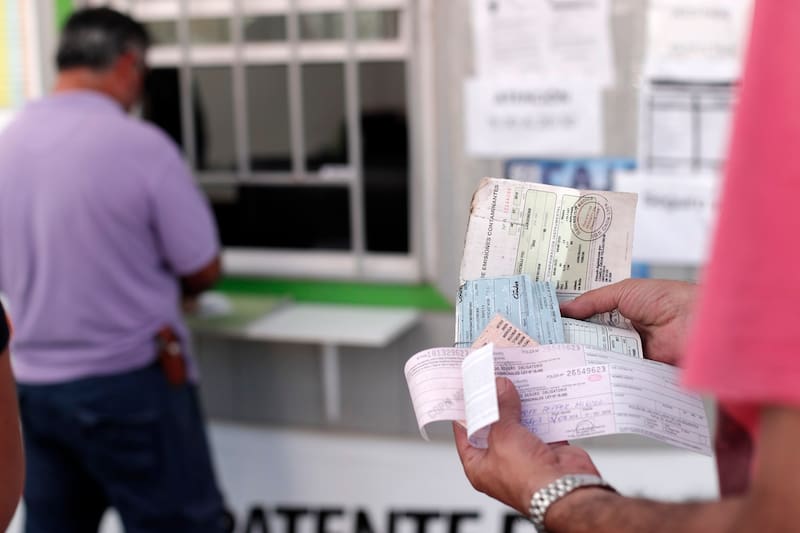 El trámite debe realizarse en la Dirección de Tránsito municipal de cada comuna, presentando la documentación necesaria dependiendo si es un vehículo nuevo o usado. Créditos: Javier Torres/Aton Chile.