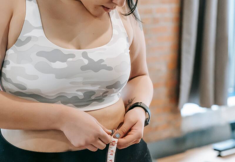 Se acerca el verano y los kilos de más pueden hacer que el calor se vuelva más incómodo y la presión arterial suba. | Foto: Befunky