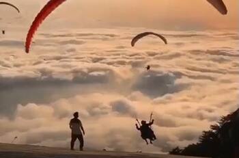 VIDEO | Mar de nubes: ¿Te lanzarías en parapente con esta impresionante vista en Turquía?