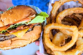 ¿Buscas algo distinto? Cena romántica con juegos de mesa cerca del centro de Santiago para San Valentín