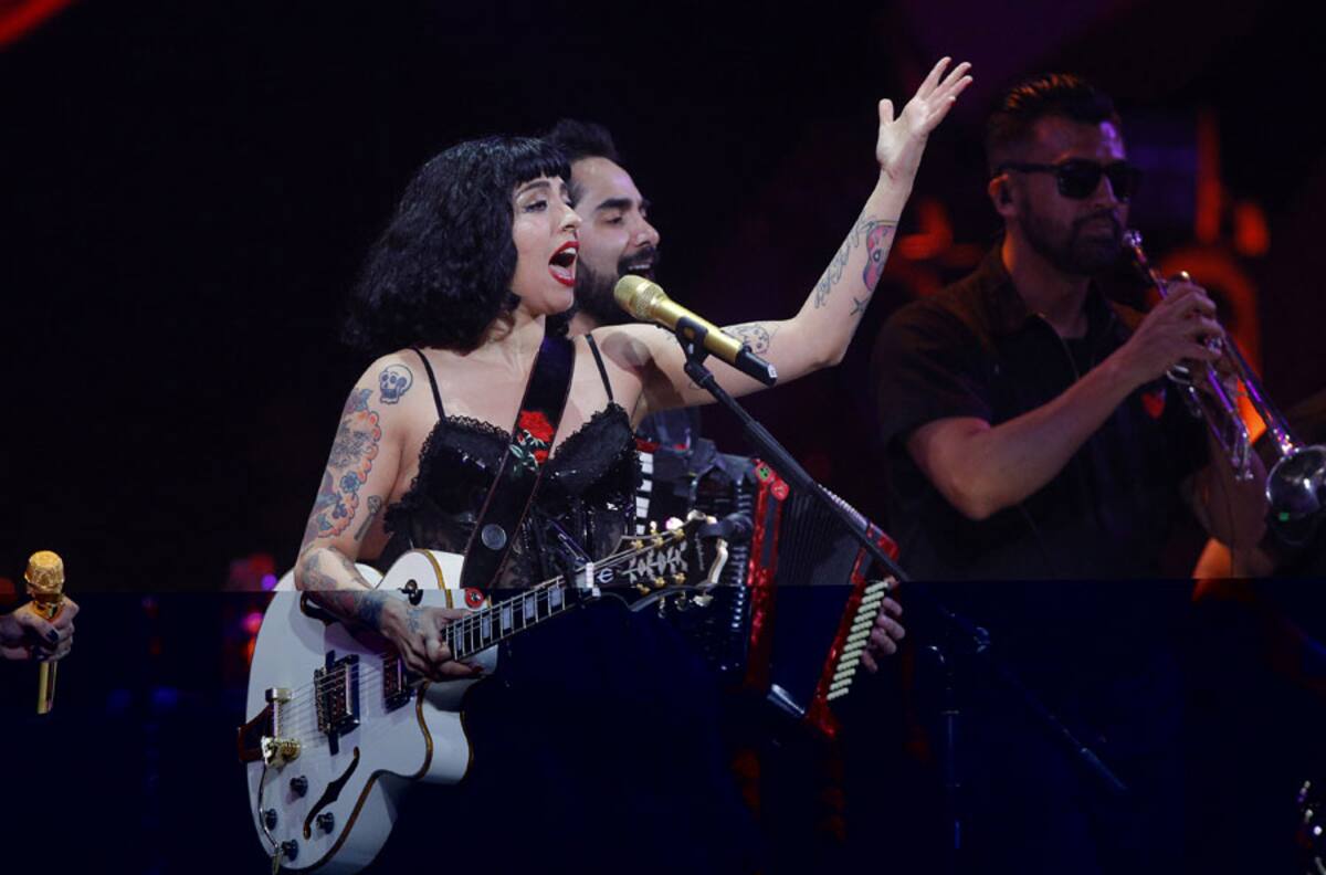 Mon Laferte sorprendió con su versión de hombre