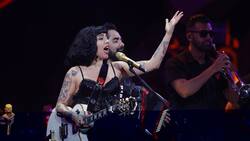 Mon Laferte sorprendió con su versión de hombre