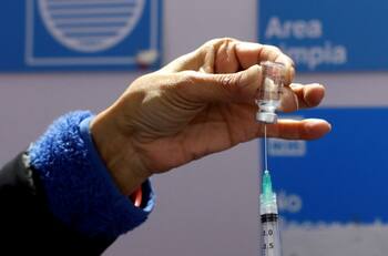 Niños y niñas desde los 5 años se podrán vacunar con Pfizer: ISP lo autorizó "de forma unánime"