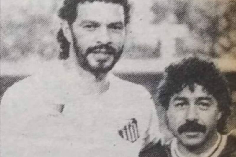 Carlos Caszely junto al mítico Doctor Sócrates, en el partido que Deportes Concepción jugó contra el Santos de Brasil en 1989.