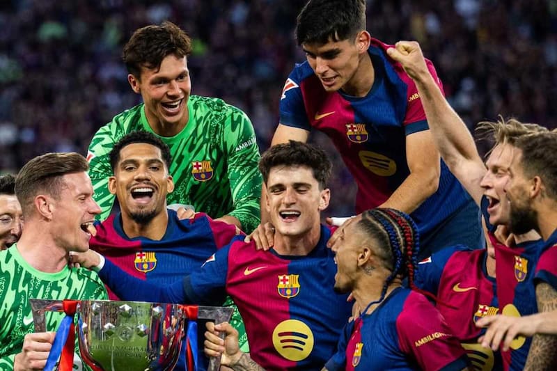 El joven portero (arriba a la izquierda) tuvo que dejar la concentración de USA.