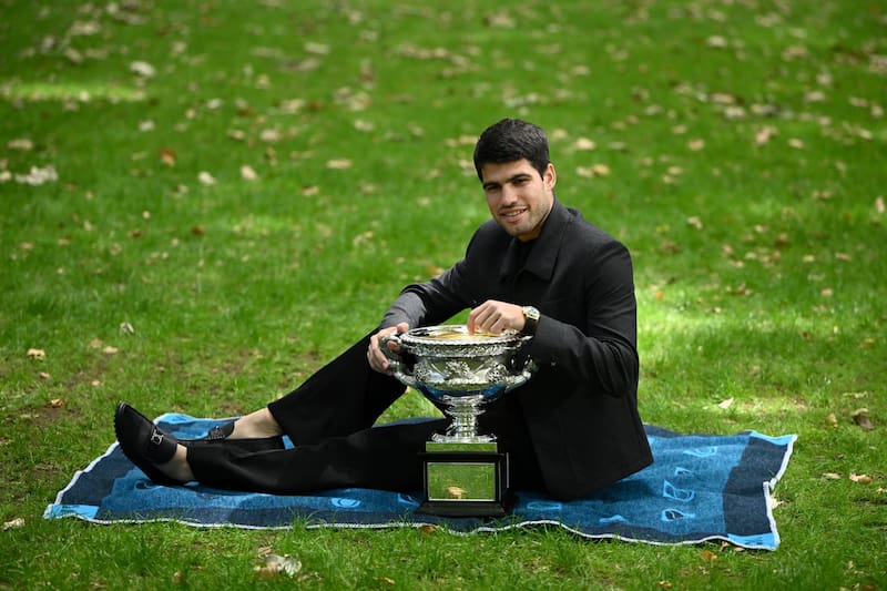 . El español posa con su más reciente trofeo del Australian Open. Foto: EFE.