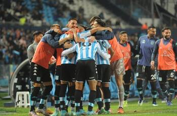 Los futbolistas chilenos que clasificaron a la semifinal de la Copa de la Liga Profesional y podrían ser campeones en Argentina