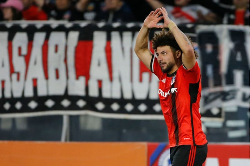 Maximiliano Falcón celebra el tanto que le dio a Colo Colo la victoria sobre Cobreloa en el Estadio Monumental, por la Copa Chile. Foto: Agencia Aton.