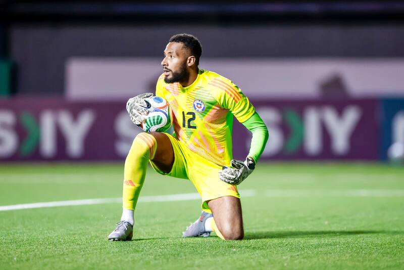 El portero asoma con titular en La Roja. Foto: Agencia Aton.