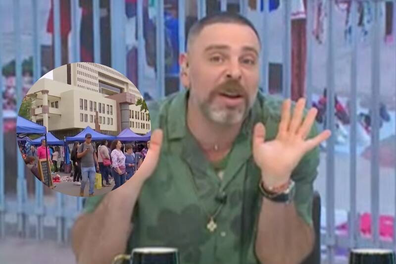 en picada contra los toldos azules.