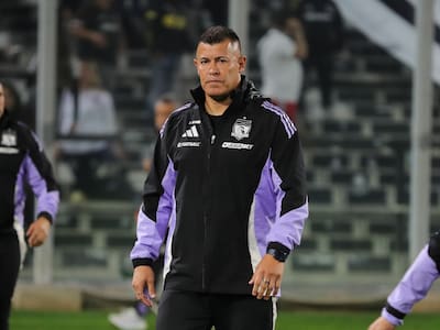 Alfredo Stöhwing respalda a Jorge Almirón tras empate de Colo Colo: “Ojala pueda continuar”