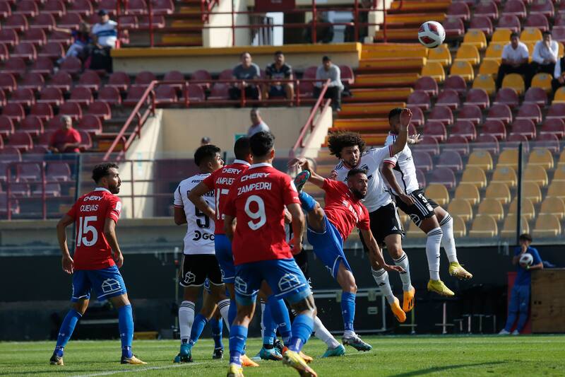 Postal indesmentible: uno de los clásicos más importantes del fútbol chileno se juega con poca gente en las gradas. Foto: Agencia Aton.