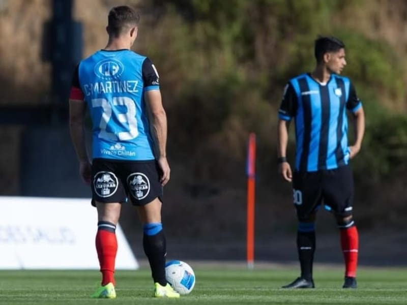 utiliza medias de distintos colores por el Día Mundial del Síndrome Down. Foto: Instagram Huachipato.